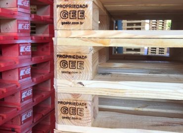 Paletes de madeira com marca GEE estampada